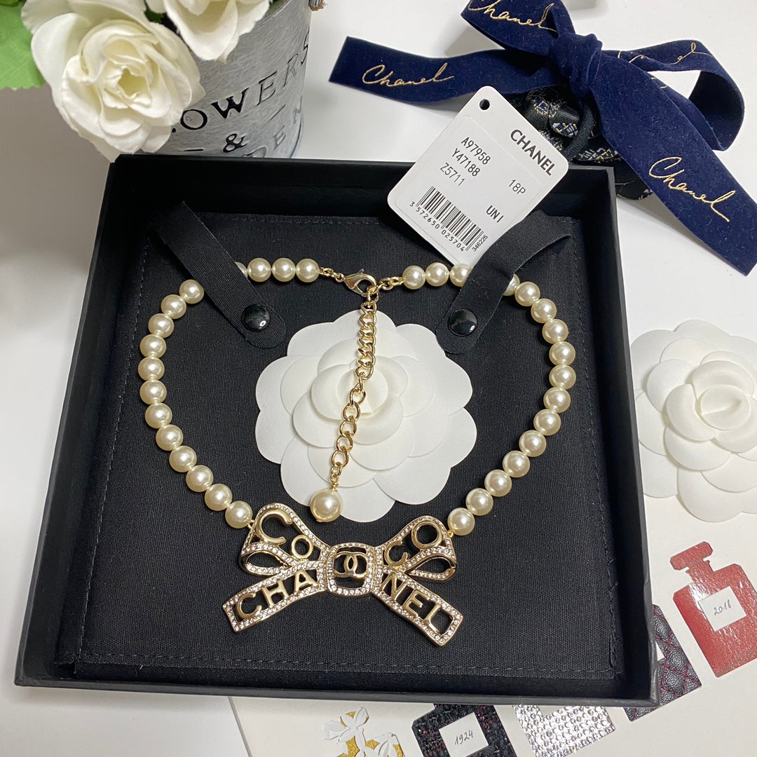 2025 Fashion CC pearl bow necklace