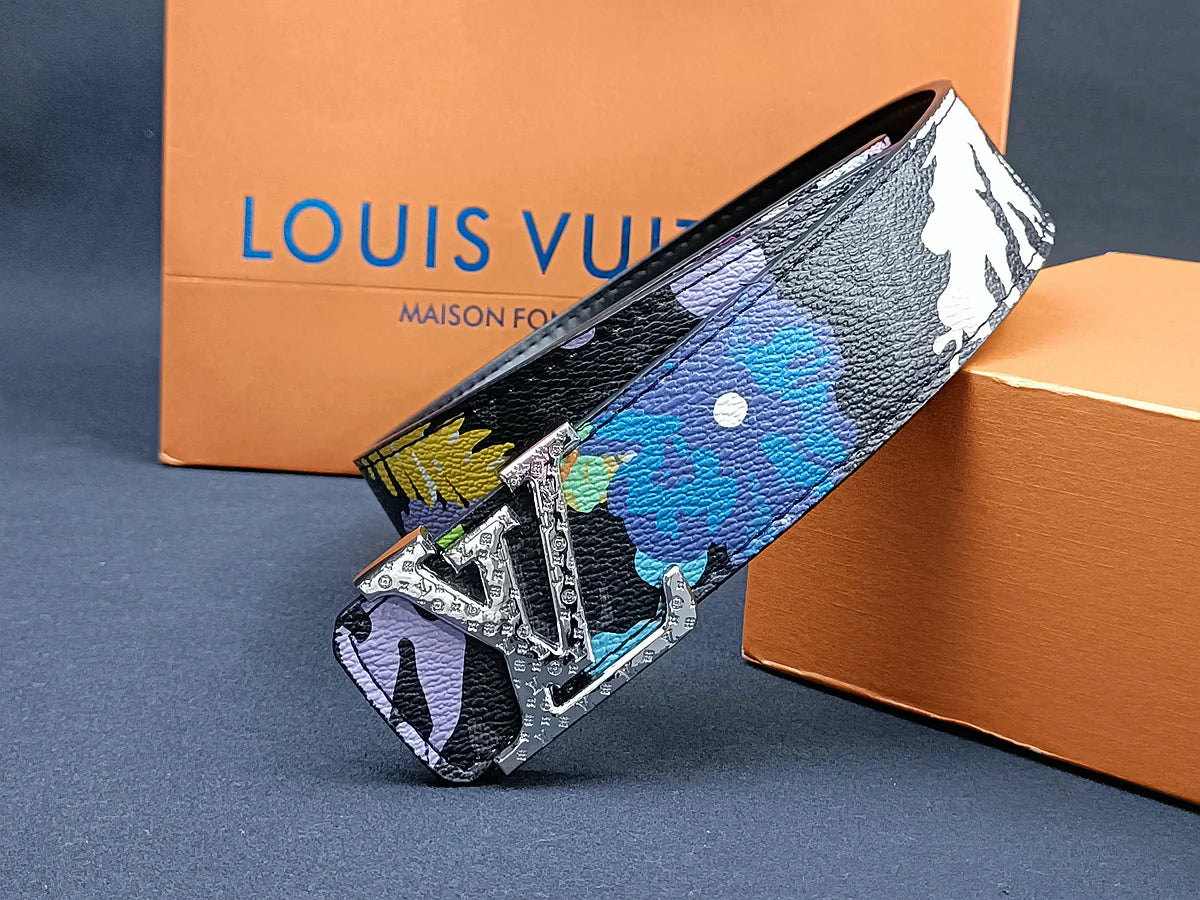 2025 3 Colors  four-leaf clover graffiti carved belt