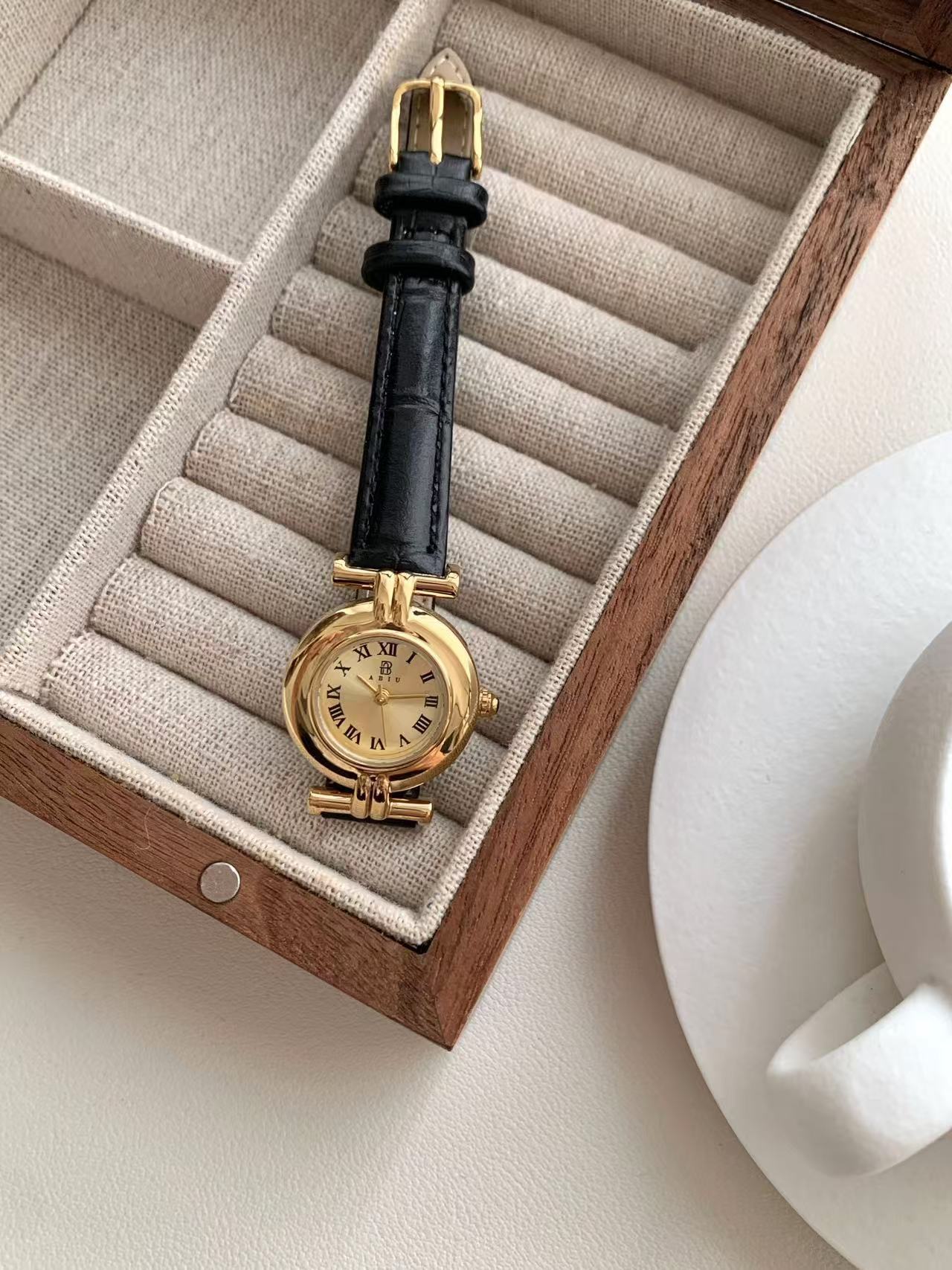 Niche retro women's watch simple casual belt exquisite waterproof student watch French medieval small dial watch women