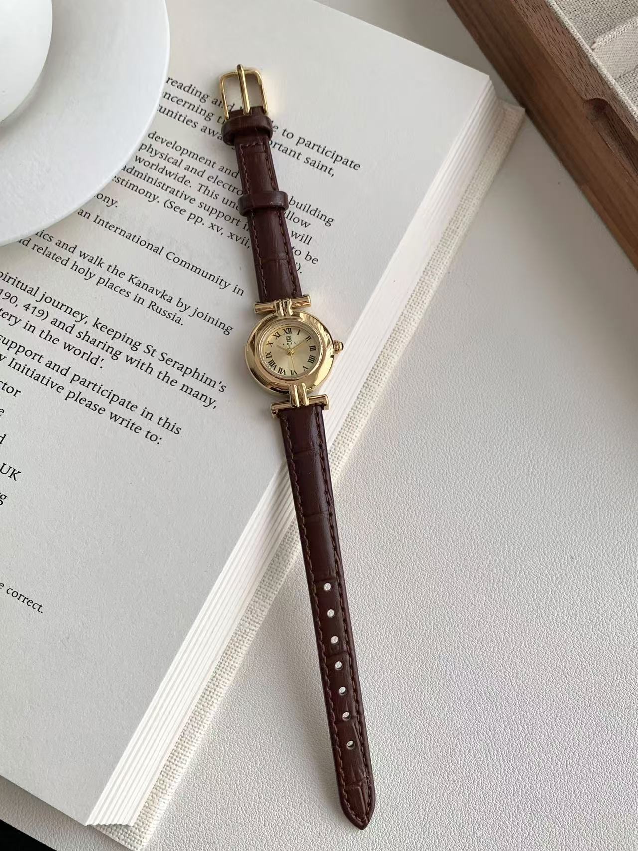 Niche retro women's watch simple casual belt exquisite waterproof student watch French medieval small dial watch women